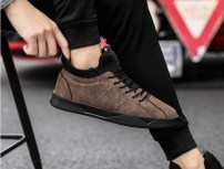 Повседневные мужские кроссовки на шнуровке и черной подошве фото