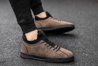 Повседневные мужские кроссовки на шнуровке и черной подошве фото