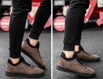 Повседневные мужские кроссовки на шнуровке и черной подошве фото