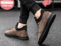 Повседневные мужские кроссовки на шнуровке и черной подошве фото