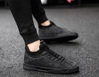 Повседневные мужские кроссовки на шнуровке и черной подошве фото