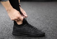 Повседневные мужские кроссовки на шнуровке и черной подошве фото