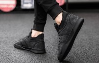 Повседневные мужские кроссовки на шнуровке и черной подошве фото