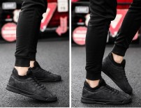 Повседневные мужские кроссовки на шнуровке и черной подошве фото