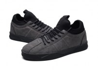 Повседневные мужские кроссовки на шнуровке и черной подошве фото