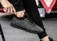 Повседневные мужские кроссовки на шнуровке и черной подошве фото