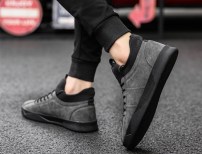 Повседневные мужские кроссовки на шнуровке и черной подошве фото