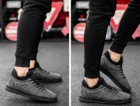 Повседневные мужские кроссовки на шнуровке и черной подошве фото