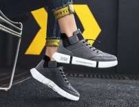 Мужские высокие кроссовки на небольшой белой подошве фото