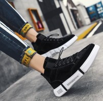 Мужские высокие кроссовки на небольшой белой подошве фото