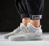 Стильные мужские кроссовки летние с сеткой - изи фото