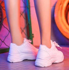 Чисто белые женские кроссовки с мехом фото