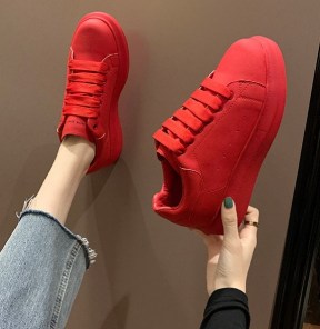 Женские красные кеды на толстой подошве фото