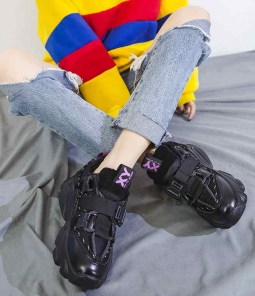 Черные женские массивные кроссовки с пряжкой ремешком фото