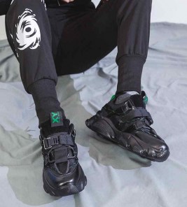 Черные женские массивные кроссовки с пряжкой ремешком фото