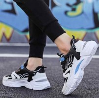 Удобные спортивные черные кроссовки на белой подошве с голубой вставкой фото