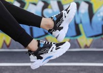 Удобные спортивные черные кроссовки на белой подошве с голубой вставкой фото