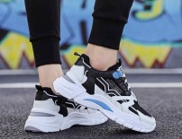 Удобные спортивные черные кроссовки на белой подошве с голубой вставкой фото