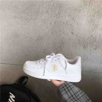 Белые женские кроссовки с ромашкой фото