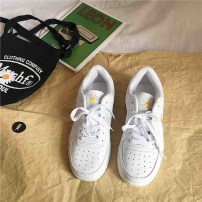 Белые женские кроссовки с ромашкой фото