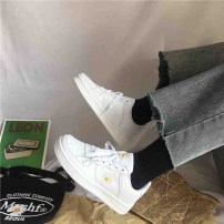 Белые женские кроссовки с ромашкой фото