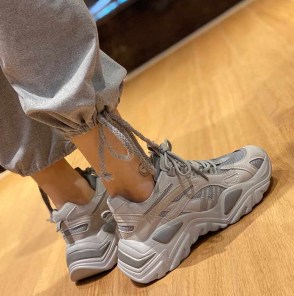 Кроссовки светоотражающие на массивной подошве женские фото