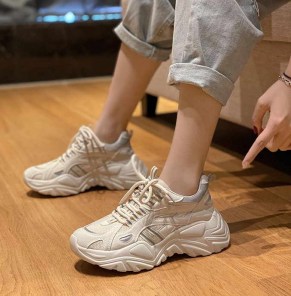 Кроссовки светоотражающие на массивной подошве женские фото