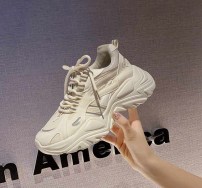 Кроссовки светоотражающие на массивной подошве женские фото