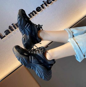 Кроссовки светоотражающие на массивной подошве женские фото