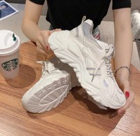 Кроссовки светоотражающие на массивной подошве женские фото