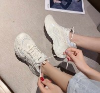 Кроссовки светоотражающие на массивной подошве женские фото