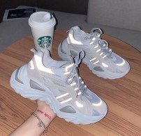 Кроссовки светоотражающие на массивной подошве женские фото