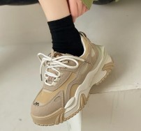 Бежевык массивные женские кроссовки фото