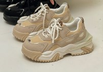 Бежевык массивные женские кроссовки фото