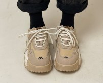 Бежевык массивные женские кроссовки фото