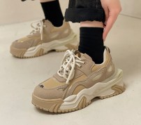 Бежевык массивные женские кроссовки фото