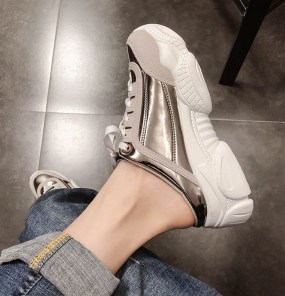 Женские кроссовки с низким задником с лаковыми вставками фото