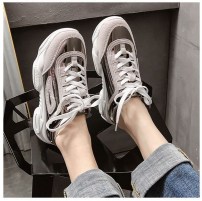 Женские кроссовки с низким задником с лаковыми вставками фото