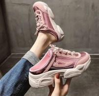 Женские кроссовки с низким задником с лаковыми вставками фото