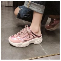 Женские кроссовки с низким задником с лаковыми вставками фото