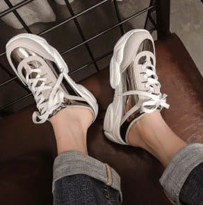 Женские кроссовки с низким задником с лаковыми вставками фото