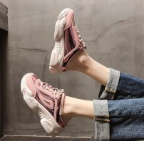 Женские кроссовки с низким задником с лаковыми вставками фото