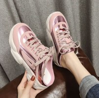 Женские кроссовки с низким задником с лаковыми вставками фото