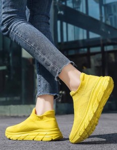 Яркие женские кроссовки носки на необычной подошве фото