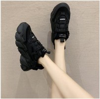 Женские черные масивные кроссовки на грубой подошве фото