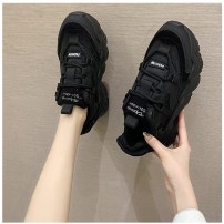 Женские черные масивные кроссовки на грубой подошве фото