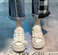 Женские кеды с широкими шнурками и высокой подошвой фото