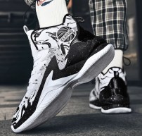  Яркие высокие баскетбольные кроссовки с сеткой и рисунком фото