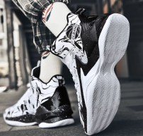  Яркие высокие баскетбольные кроссовки с сеткой и рисунком фото