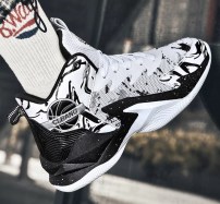  Яркие высокие баскетбольные кроссовки с сеткой и рисунком фото